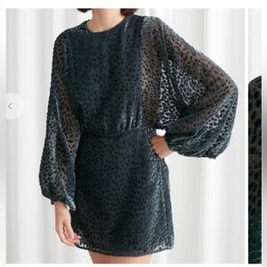 Other stories burnout velvet green polka
Dot puff sleeve mini Dress Size 4